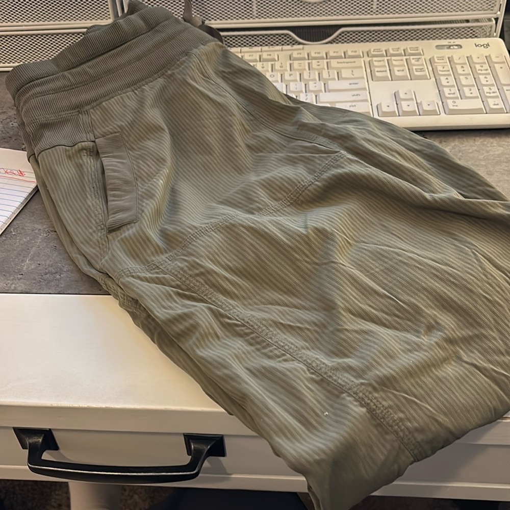 Lululemon dance studio 8 olive